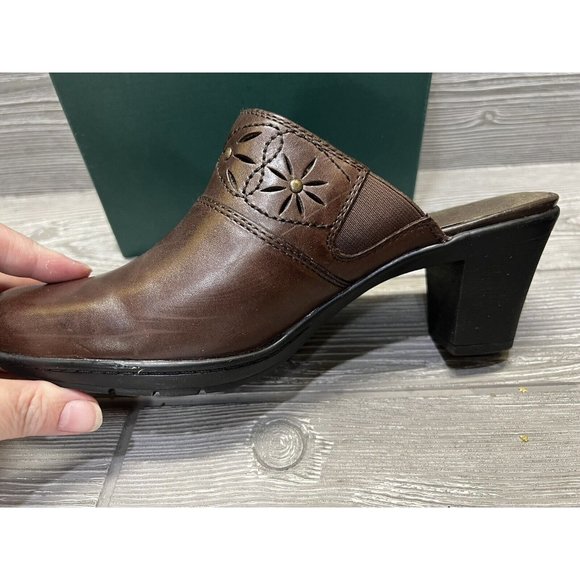 Clark’s Bendables Mules Shoes Womens 8.5M Brown Leather Comfort Slip On Studded - Picture 5 of 8